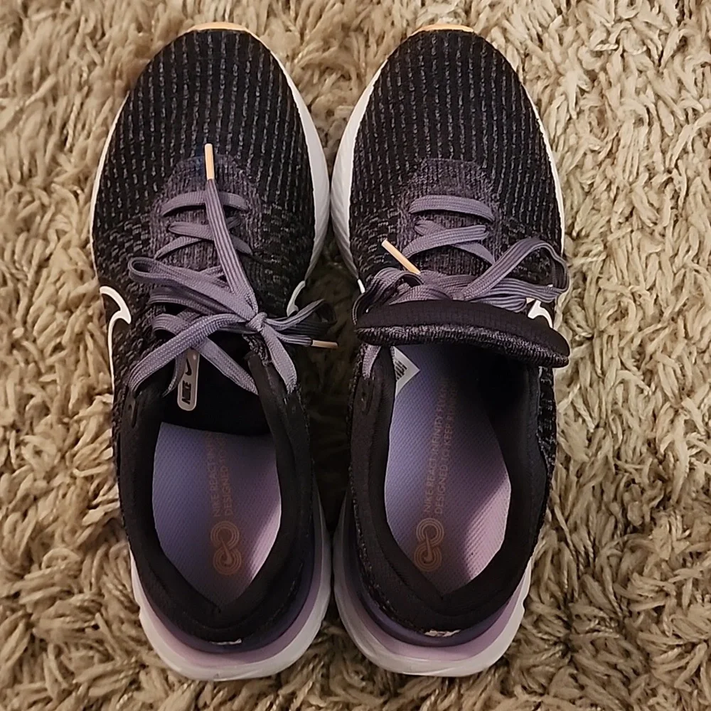 Womens Nike Shoes - Picture 2 of 5